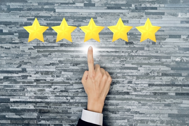 還元率が高いVポイントのおすすめカードを厳選。5つ星の評価を指差すイメージで、優良なカードの選び方を表現。