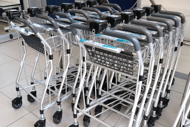 ウエル活当日の店舗の混雑状況をイメージさせる、店内に整列した多くの買い物カート。