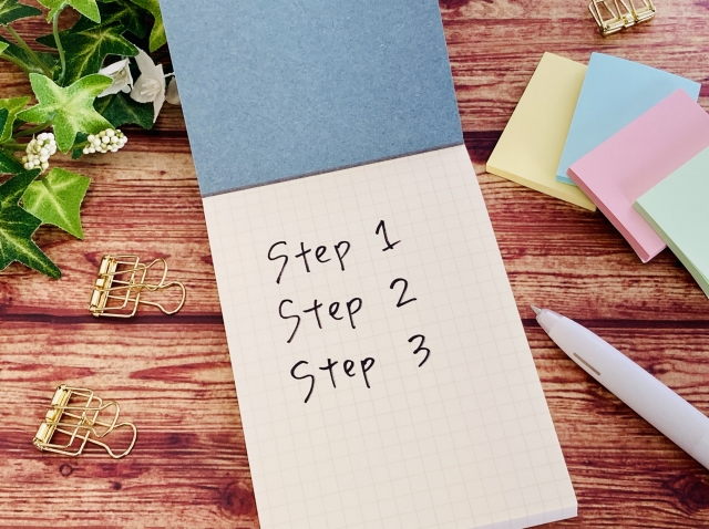 オクトパスエナジーへの申し込み手順を解説。Step1からStep3まで書かれたノートと、乗り換え準備のイメージ。